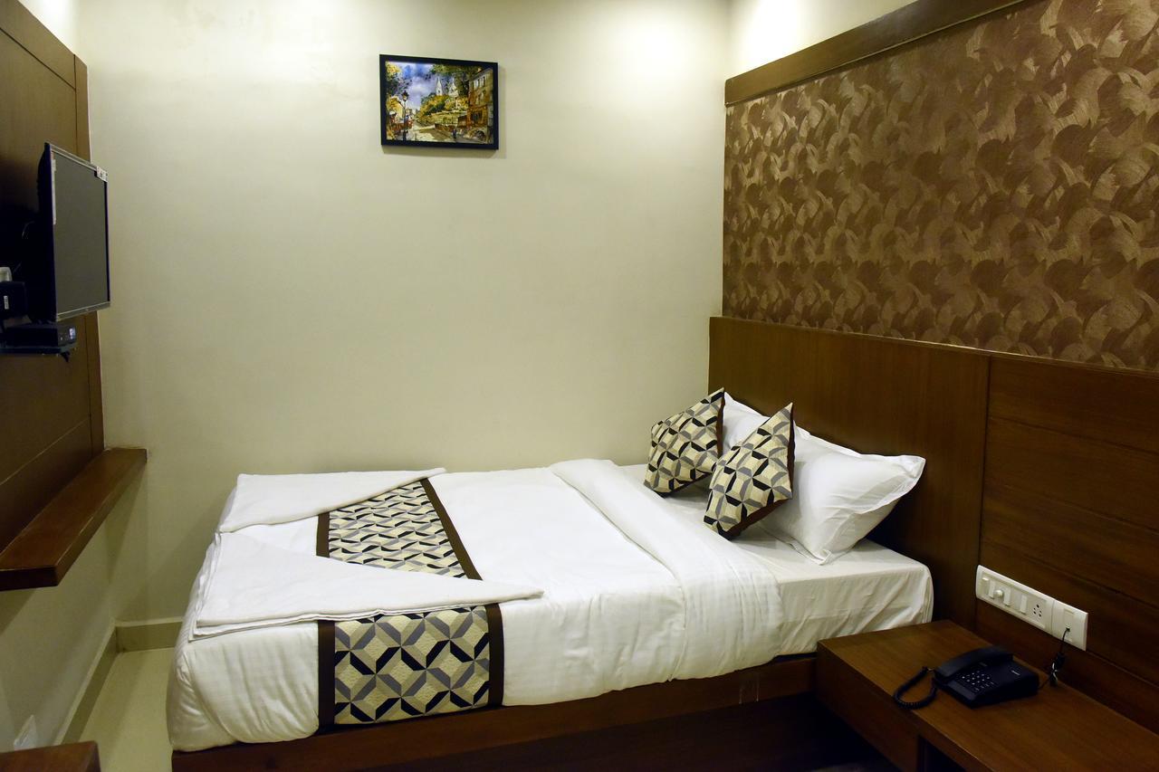 Hotel Olive Grand à Chennai Extérieur photo